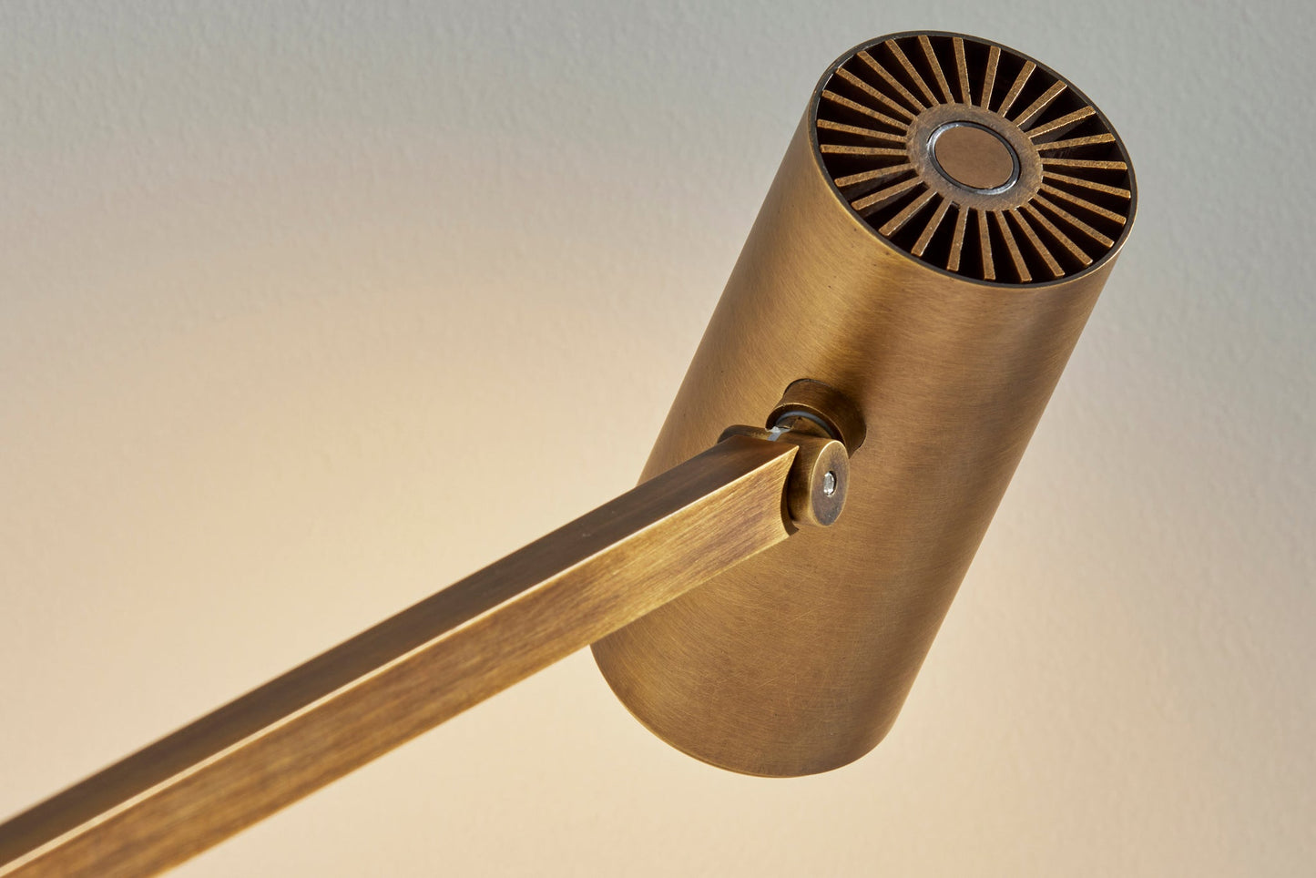 Turrell Task Lamp w. Wireless Charging