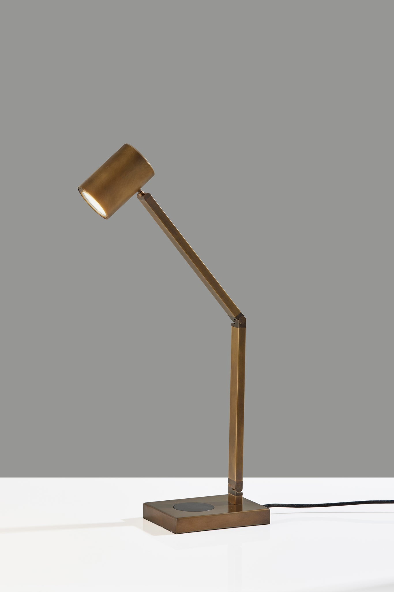 Newman Task Lamp w. Wireless Charging