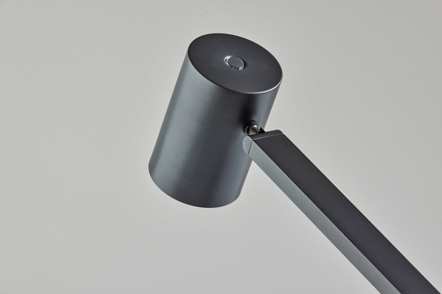 Newman Task Lamp w. Wireless Charging