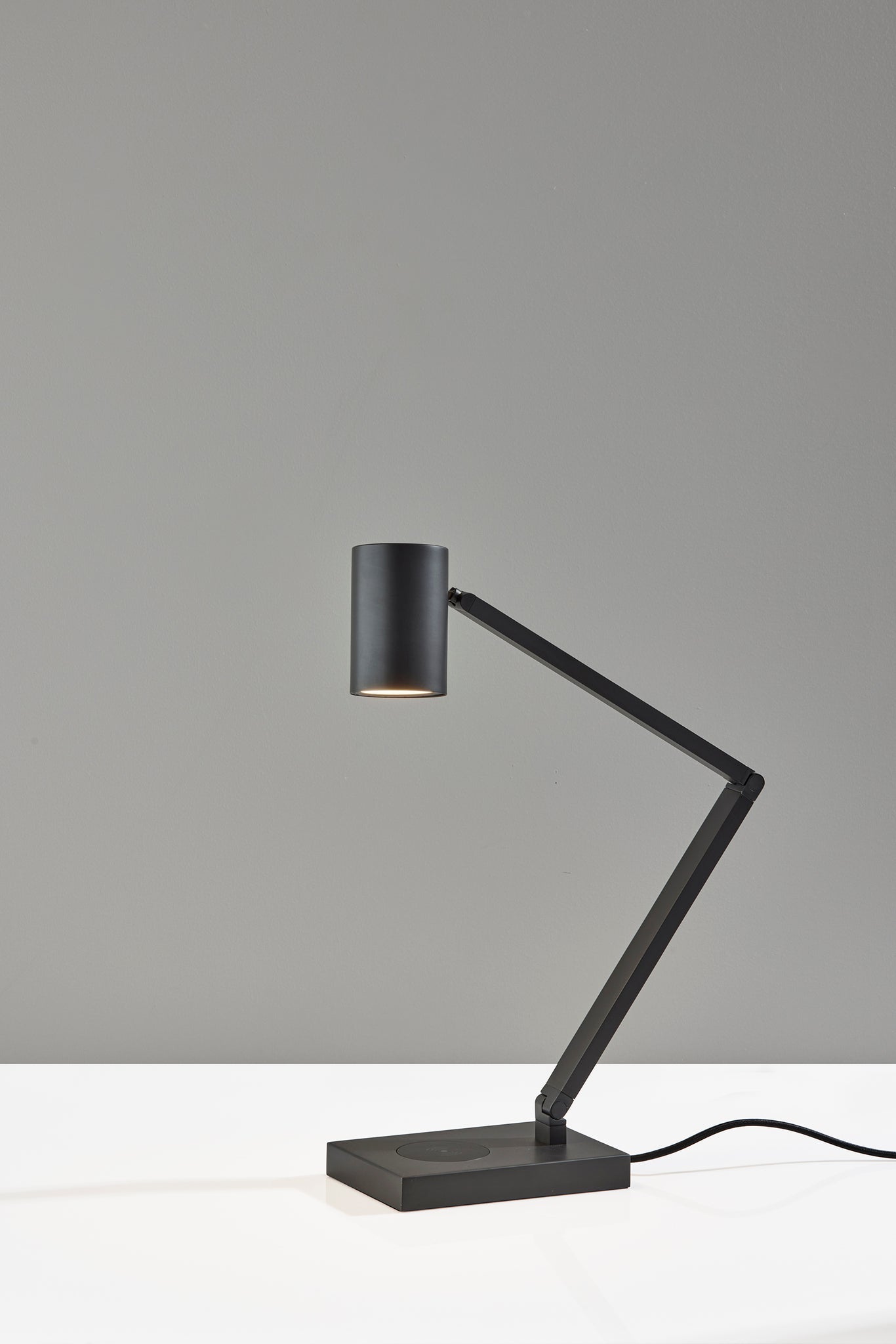 Newman Task Lamp w. Wireless Charging