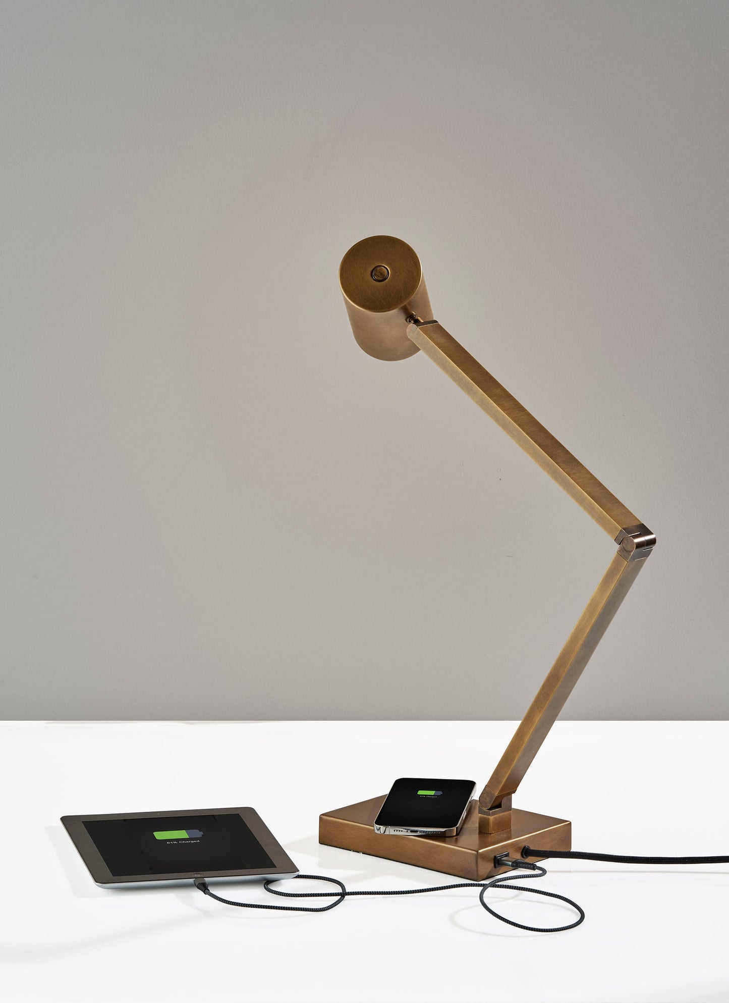 Newman Task Lamp w. Wireless Charging